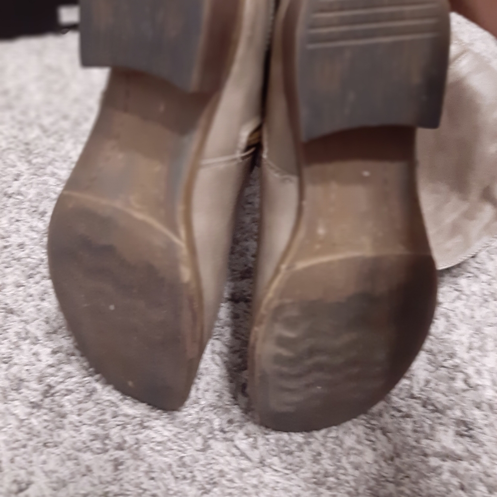 Boots ๐ข ๐ข - Picture 8 of 16